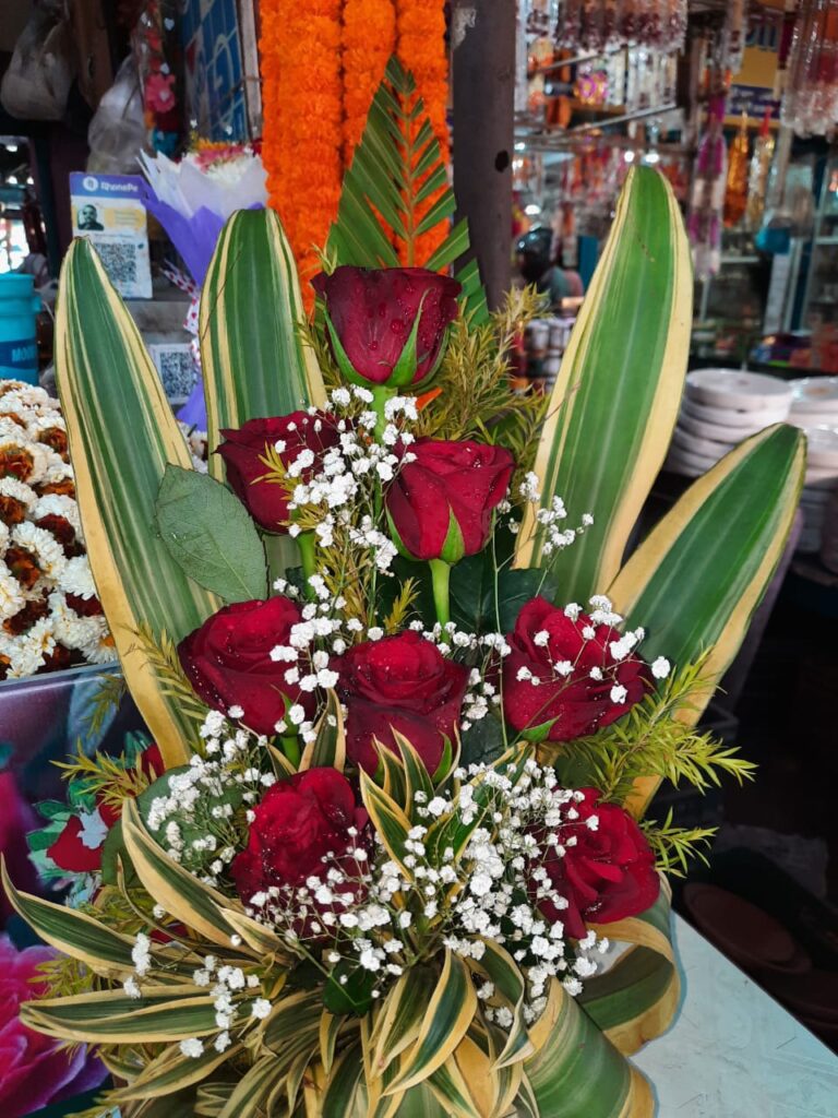 Top 1 Bold but Lovely Bouquet with Chocolates Online